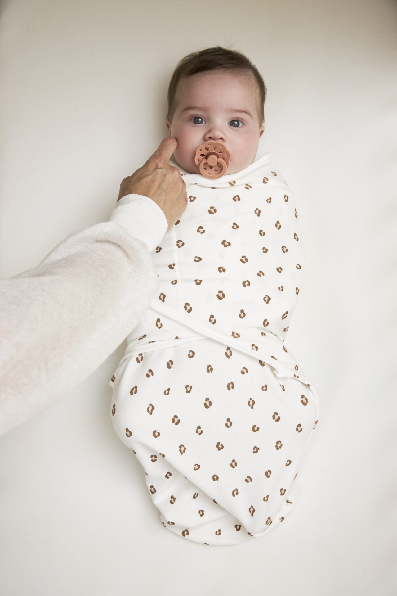 hvordan svøber man baby