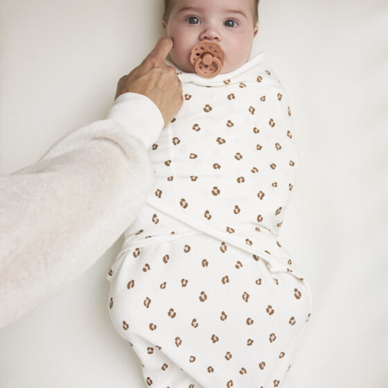 hvordan svøber man baby