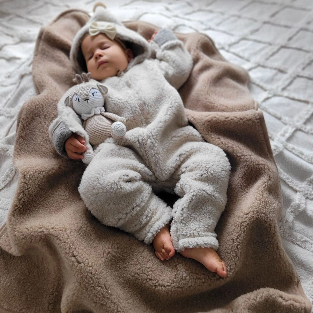 babytæppe-i-lammeuld-baby-sover babytæppe-i-lammeuld-baby-sover