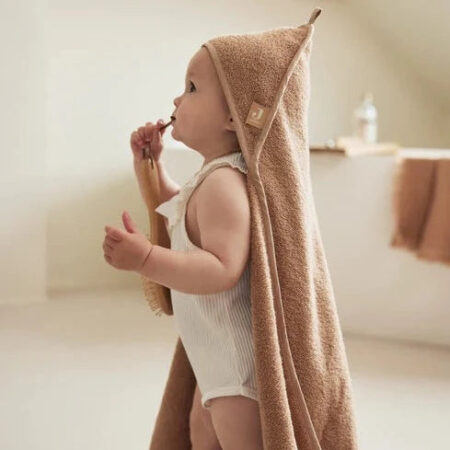 Babyhåndklæde med hætte i blød bomuld fra Jollein, brugt på baby efter bad, farve Biscuit, 75x75 cm