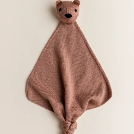 Nusseklud fra Hvid i blød merinould – Teddy Tokki terracotta nusseklud til baby