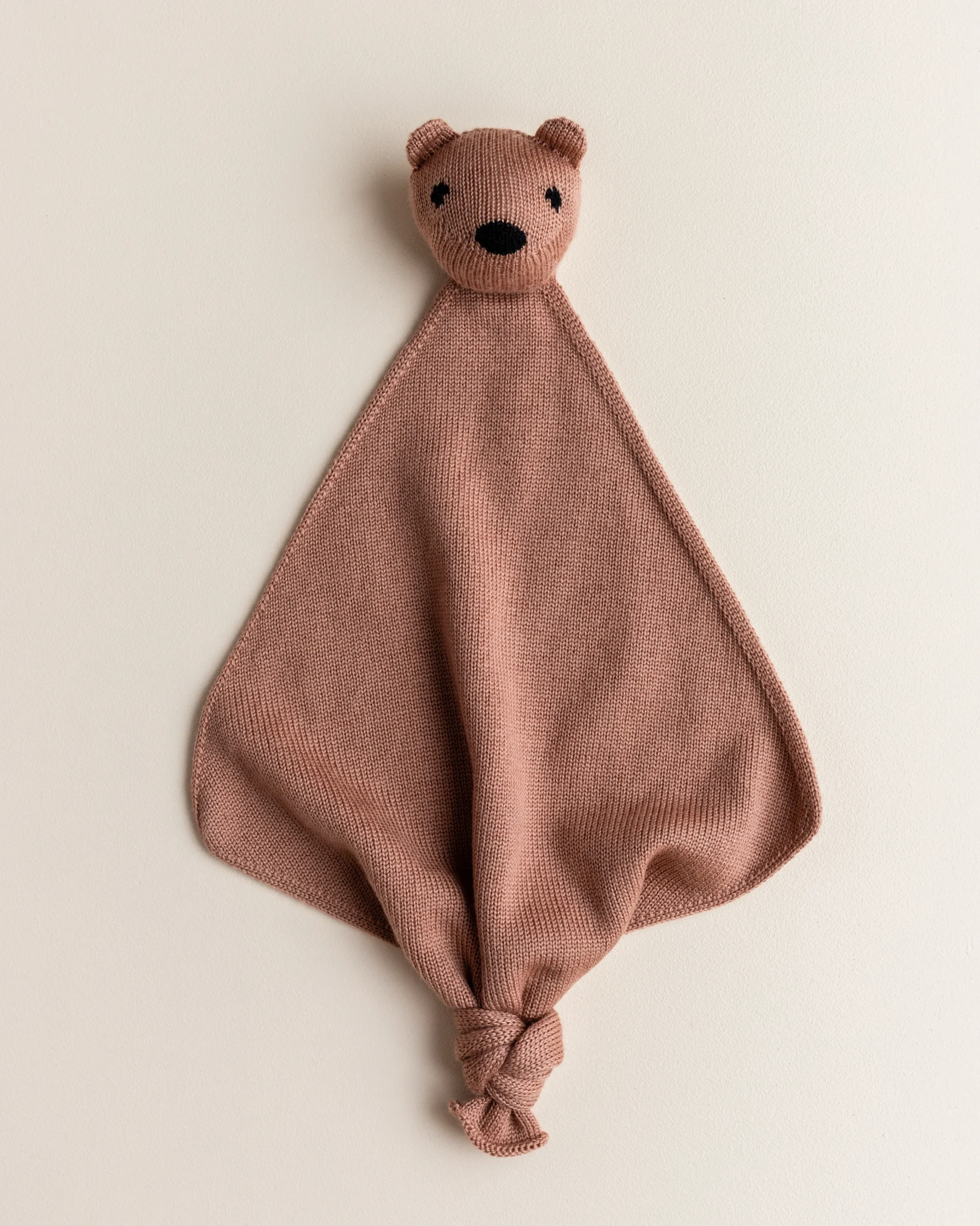 Nusseklud fra Hvid i blød merinould – Teddy Tokki terracotta nusseklud til baby