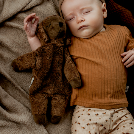 Varmebamse fra Senger Naturwelt formet som et lille får, der giver tryghed og ro til baby ved hvile og puttetid.