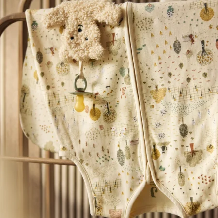 Soveposer baby TOG 0.5 Jollein sommersovepose i bomuld med naturprint til baby og nyfødt hængende på tremmeseng